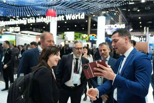 米乐M6平台：AI井喷引爆MWC2025！多款芯片首发交互功能厮杀升级(图3)